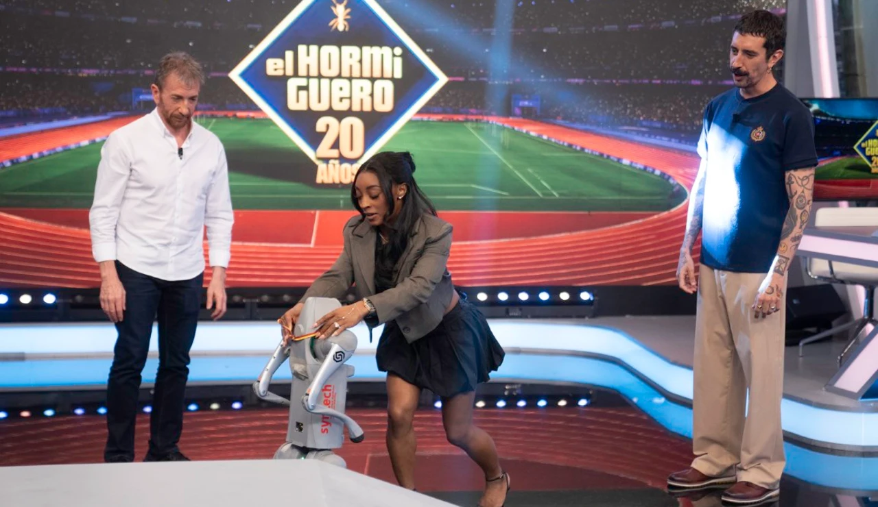 Simone Biles entrega la medalla de oro al perro robot Alicio: alucina con sus acrobacias en El Hormiguero