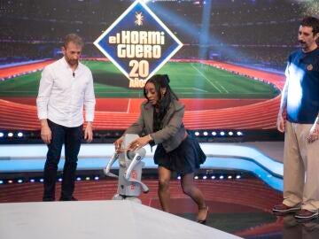 Simone Biles entrega la medalla de oro al perro robot Alicio: alucina con sus acrobacias en El Hormiguero