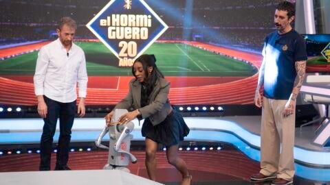 Simone Biles entrega la medalla de oro al perro robot Alicio: alucina con sus acrobacias en El Hormiguero
