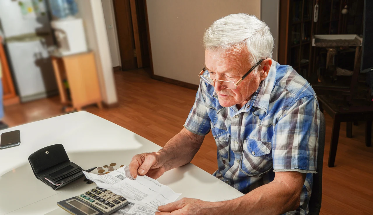 Hombre mayor haciendo cuentas