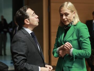 El ministro de Asuntos Exteriores de Espa&ntilde;a, Jos&eacute; Manuel Albares, y la ministra de Asuntos Exteriores finlandesa, Elina Valtonen, durante una reuni&oacute;n del Consejo de Asuntos Exteriores en Luxemburgo