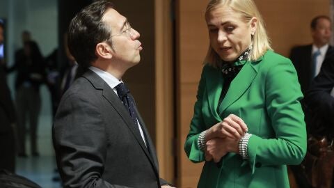 El ministro de Asuntos Exteriores de Espa&ntilde;a, Jos&eacute; Manuel Albares, y la ministra de Asuntos Exteriores finlandesa, Elina Valtonen, durante una reuni&oacute;n del Consejo de Asuntos Exteriores en Luxemburgo