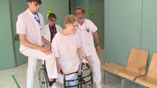 Una mujer mayor se recupera de una fractura de fémur Una mujer mayor se recupera de una fractura de fémur