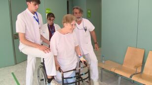 Una mujer mayor se recupera de una fractura de f&eacute;mur
