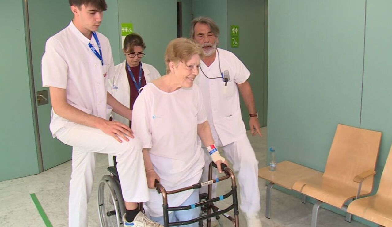 Una mujer mayor se recupera de una fractura de f&eacute;mur