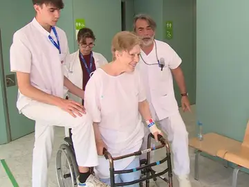 Una mujer mayor se recupera de una fractura de fémur Una mujer mayor se recupera de una fractura de fémur