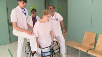 Una mujer mayor se recupera de una fractura de fémur Una mujer mayor se recupera de una fractura de fémur