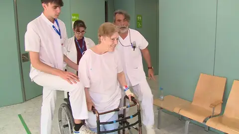 Una mujer mayor se recupera de una fractura de fémur Una mujer mayor se recupera de una fractura de fémur