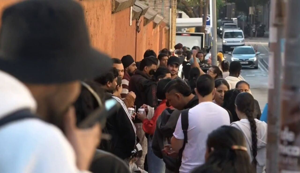 Largas colas para la regularizaci&oacute;n de migrantes