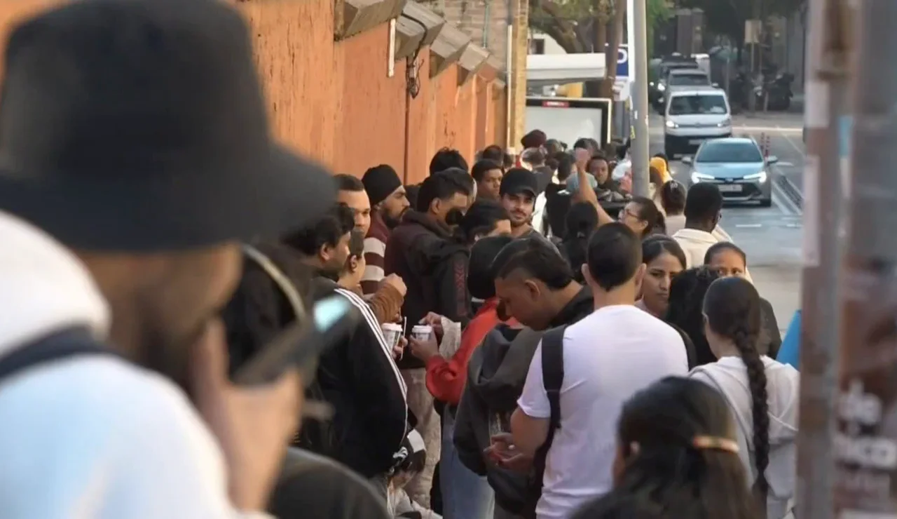 Largas colas para la regularización de migrantes