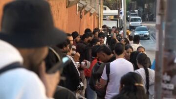 Largas colas para la regularizaci&oacute;n de migrantes