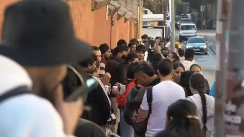 Largas colas para la regularización de migrantes Largas colas para la regularización de migrantes