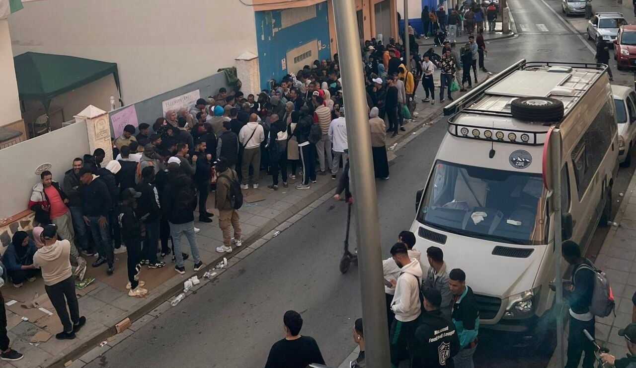 Almer&iacute;a Acoge pide auxilio en la regularizaci&oacute;n tras verse obligada a cerrar por colas "de m&aacute;s de mil personas"