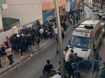 Almer&iacute;a Acoge pide auxilio en la regularizaci&oacute;n tras verse obligada a cerrar por colas "de m&aacute;s de mil personas"