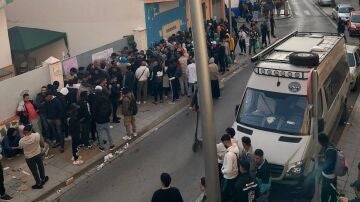 Almer&iacute;a Acoge pide auxilio en la regularizaci&oacute;n tras verse obligada a cerrar por colas "de m&aacute;s de mil personas"