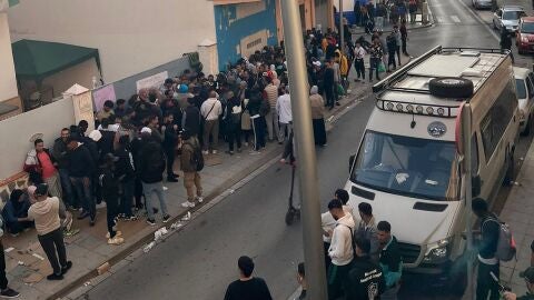 Almer&iacute;a Acoge pide auxilio en la regularizaci&oacute;n tras verse obligada a cerrar por colas "de m&aacute;s de mil personas"