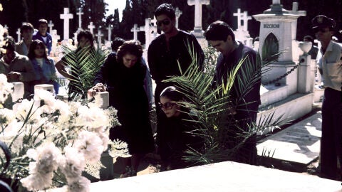 Isabel Pantoja junto a su familia en el entierro de su marido