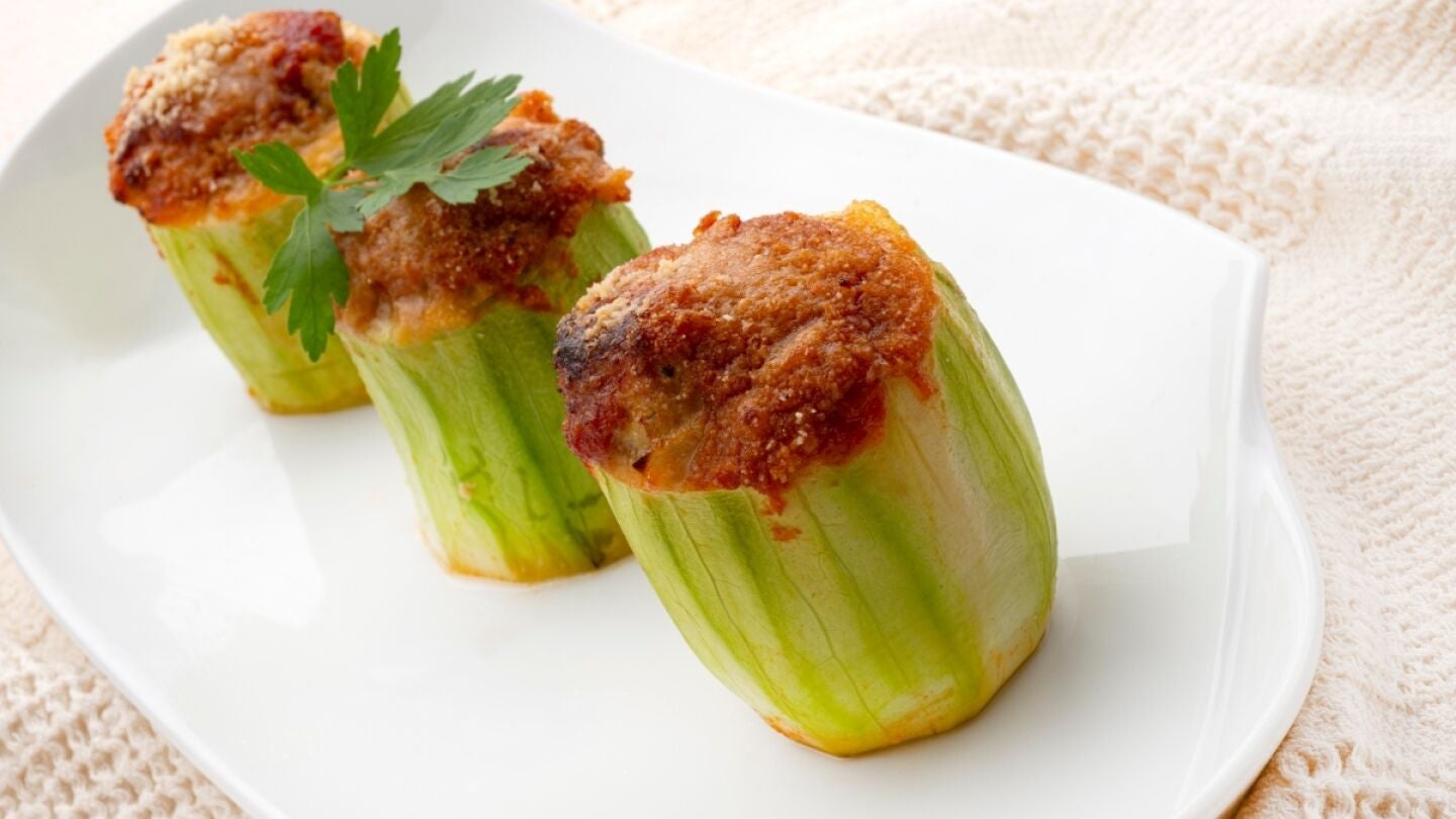 Receta barata, rica y f&aacute;cil de Karlos Argui&ntilde;ano: calabacines rellenos de carne