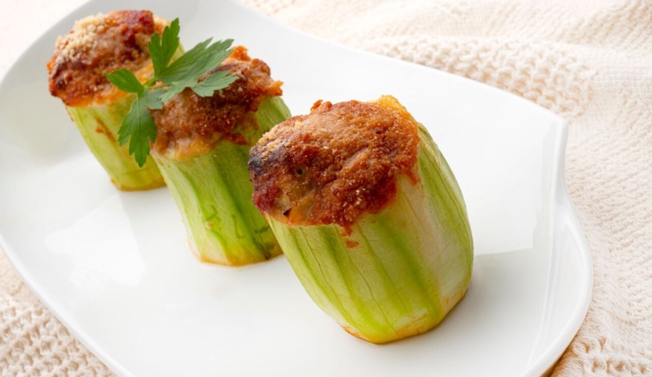 Receta barata, rica y f&aacute;cil de Karlos Argui&ntilde;ano: calabacines rellenos de carne