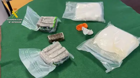 El perro del Servicio Cinológico fue clave para localizar un doble fondo en un vehículo inspeccionado El perro del Servicio Cinológico fue clave para localizar un doble fondo en un vehículo inspeccionado