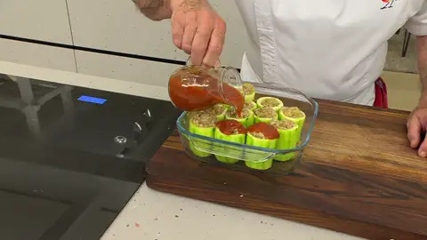 Reparte por encima la salsa de tomate Reparte por encima la salsa de tomate