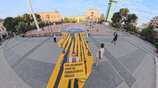 Pancarta gigante de Trump vomitando petr&oacute;leo de Greenpeace