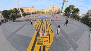 Pancarta gigante de Trump vomitando petr&oacute;leo de Greenpeace