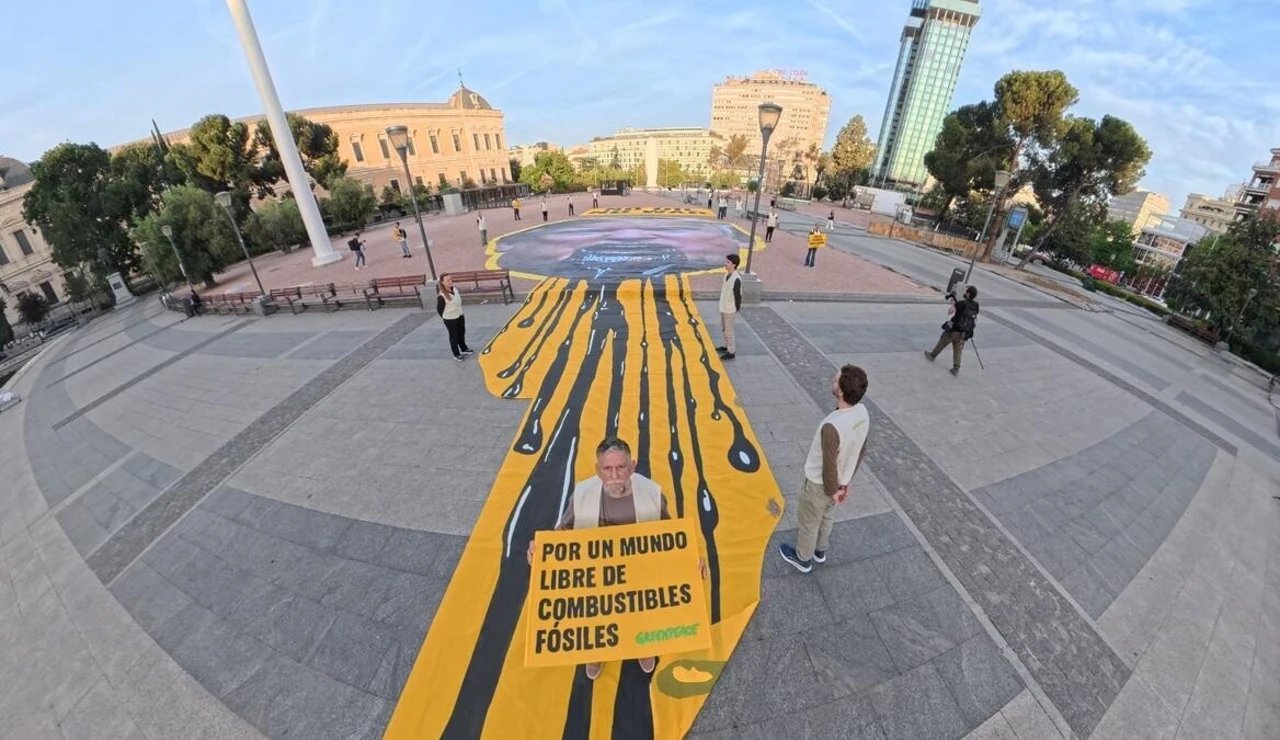 Pancarta gigante de Trump vomitando petróleo de Greenpeace