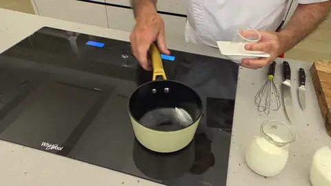 Incorpora el ron y deja que la mezcla hierva Incorpora el ron y deja que la mezcla hierva