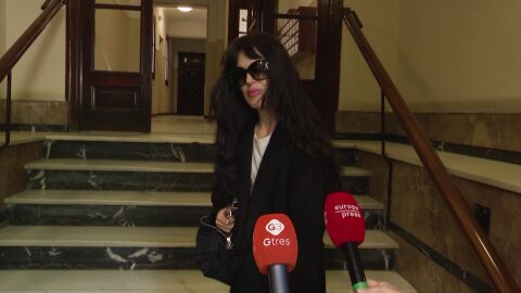 Sara Vega atendiendo a la prensa