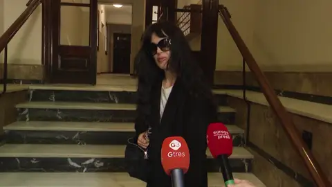 Sara Vega atendiendo a la prensa Sara Vega atendiendo a la prensa