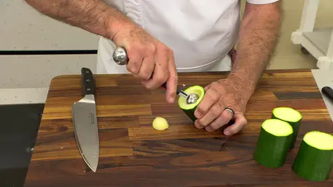 Vacía el interior con ayuda de un sacabolas Vacía el interior con ayuda de un sacabolas