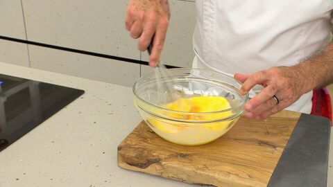 Incorpora el huevo entero y las dos yemas