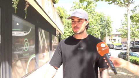 Carlo Costanzia atendiendo a los medios de comunicación