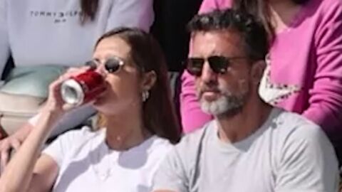 Sara Carbonero y José Luis Cabrera en el partido de su hijo 