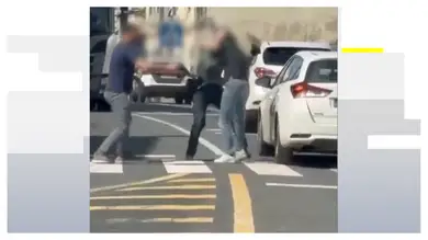 El vídeo de la detención de un hombre con comportamiento violento se hace viral por la ayuda de los vecinos El vídeo de la detención de un hombre con comportamiento violento se hace viral por la ayuda de los vecinos