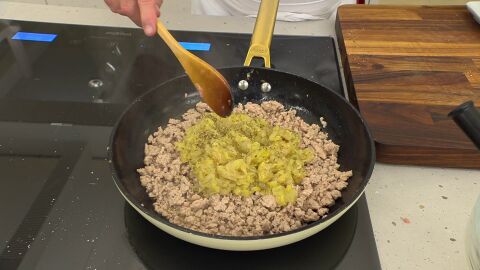 Incorpora la verdura y el orégano