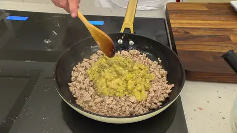 Incorpora la verdura y el orégano Incorpora la verdura y el orégano