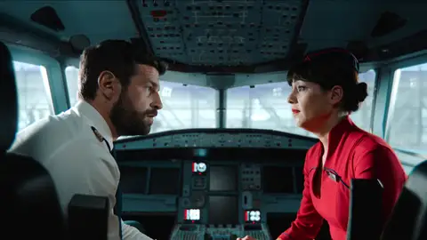 Carol no se ha atrevido a contarle todavía a su familia que se va a casar con Daryl. Aunque habla todos los días con ellos por teléfono, nunca encuentra el momento oportuno para darles la buena noticia. “Sí, he intentado alargar el contarle a mi familia lo nuestro: No quería romper la burbuja en la que estamos. Siento que en cuanto lo diga en voz alta algo malo pasará”, intenta explicarle Carol a Daryl para que entienda su actitud. El amigo de Can comprende la actitud de su prometida e intenta tranquilizarla: “Nada va a estropear esto. Estoy deseando conocer a tu familia”. ¿Se atreverá a dar el paso pronto la azafata? Carol no se ha atrevido a contarle todavía a su familia que se va a casar con Daryl. Aunque habla todos los días con ellos por teléfono, nunca encuentra el momento oportuno para darles la buena noticia. “Sí, he intentado alargar el contarle a mi familia lo nuestro: No quería romper la burbuja en la que estamos. Siento que en cuanto lo diga en voz alta algo malo pasará”, intenta explicarle Carol a Daryl para que entienda su actitud. El amigo de Can comprende la actitud de su prometida e intent...