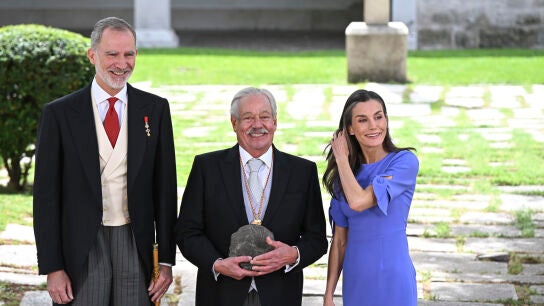 Los reyes Felipe VI y Letizia junto al escritor mexicano Gonzalo Celorio