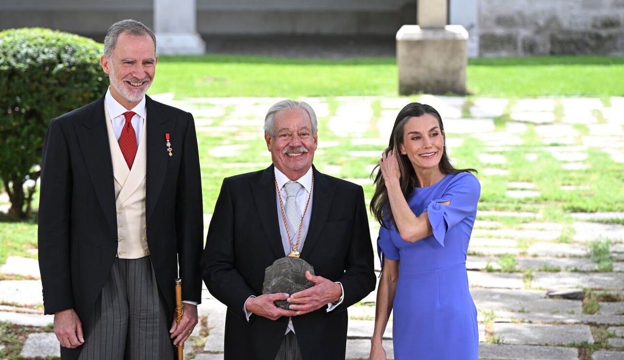 Los reyes Felipe VI y Letizia junto al escritor mexicano Gonzalo Celorio