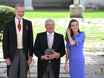 Los reyes Felipe VI y Letizia junto al escritor mexicano Gonzalo Celorio