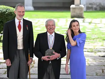 Los reyes Felipe VI y Letizia junto al escritor mexicano Gonzalo Celorio Los reyes Felipe VI y Letizia junto al escritor mexicano Gonzalo Celorio