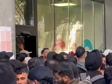 Peleas y caos en una oficina de inmigraci&oacute;n sin cita previa en Barcelona