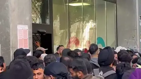 Peleas y caos en una oficina de inmigración sin cita previa en Barcelona Peleas y caos en una oficina de inmigración sin cita previa en Barcelona