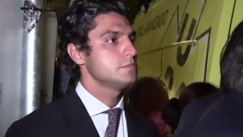 Tomás Páramo en la puerta de la ambulancia que trasladaba a Roca Rey