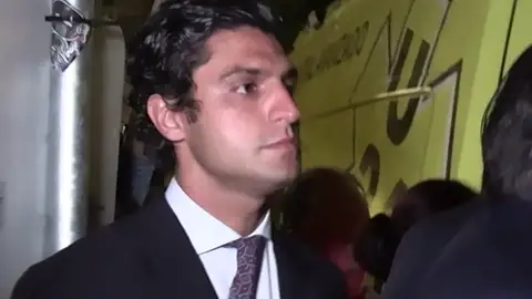 Tomás Páramo en la puerta de la ambulancia que trasladaba a Roca Rey Tomás Páramo en la puerta de la ambulancia que trasladaba a Roca Rey