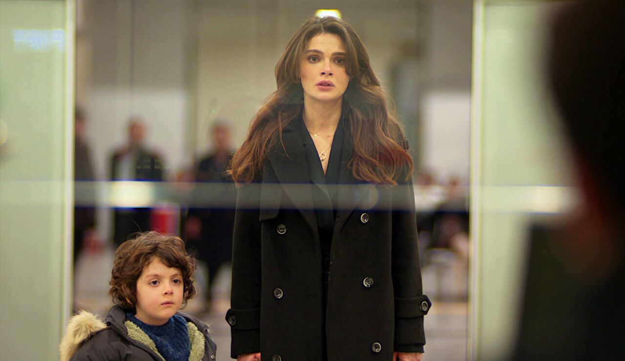 Una confesi&oacute;n de sangre y una huida a contrarreloj en los pr&oacute;ximos cap&iacute;tulos de En tierra lejana