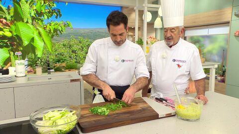 Agrega los tallos de cebolleta cortados en rodajas finas