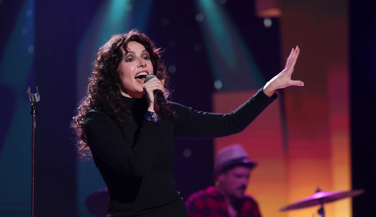 Dos en uno: Cristina Castaño hace justicia a 'La puerta de Alcalá' imitando a Víctor Manuel y a Ana Belén